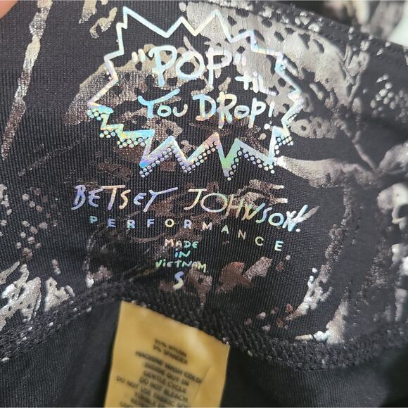 Betsey Johnson  Black And Silver Foil Print Capri Leggings NWT Small - Picture 5 of 10